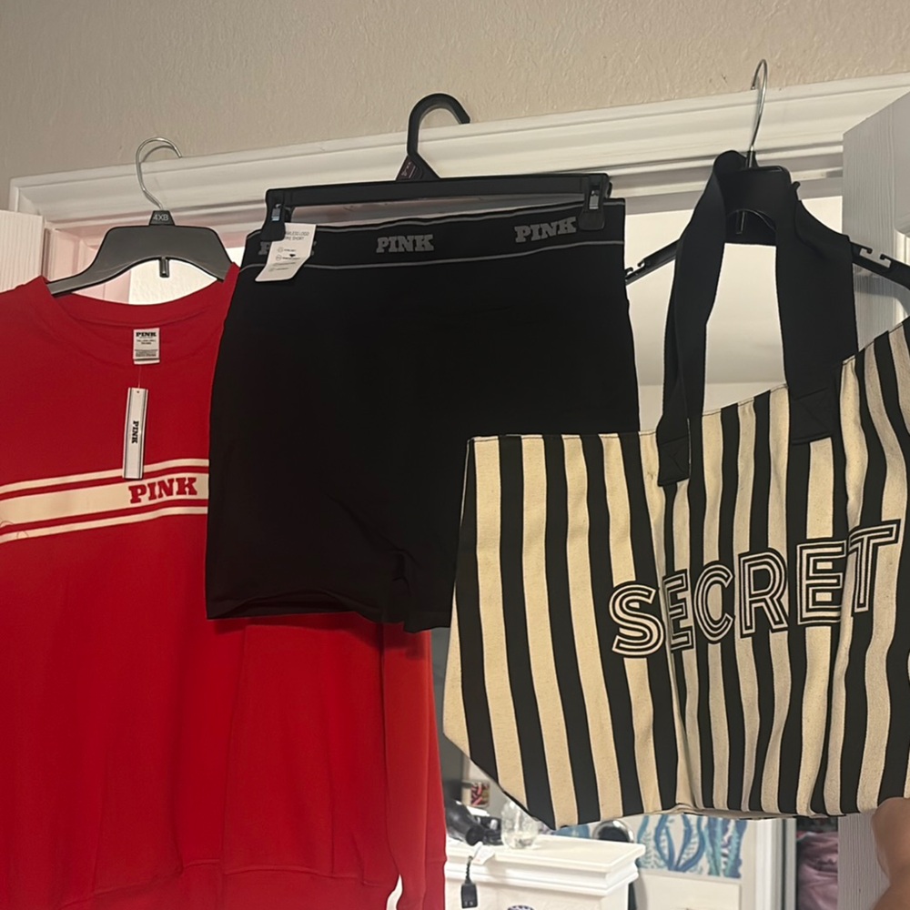 PINK BUNDLE RED & Black sweater & black seamless shorts Outfit with Striped Tote